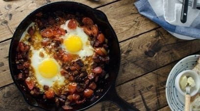 香肠番茄和鸡蛋早餐煎锅