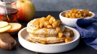 无麸质搅拌器煎饼和枫木苹果