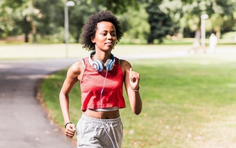 步行的4种方法可以改善您的大脑健康