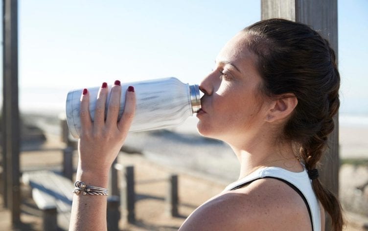 运动饮料或水：你应该在瓶子里放什么？