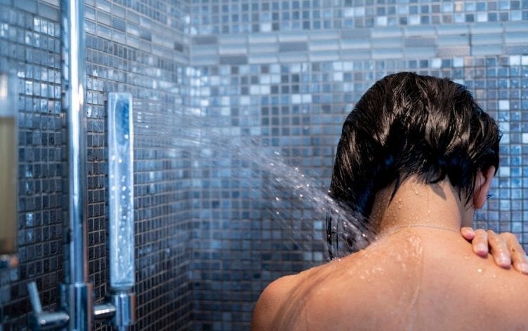 洗冷水澡真的有益健康吗?