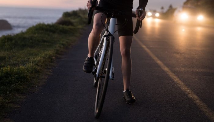 如何在黑暗中安全骑自行车